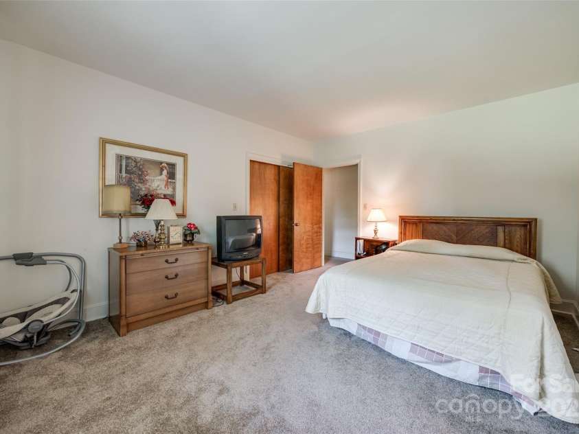 3330 Foxcroft Road, Charlotte, NC 28211.  MLS# CAR4240478, YatesRealty ID 7074. 