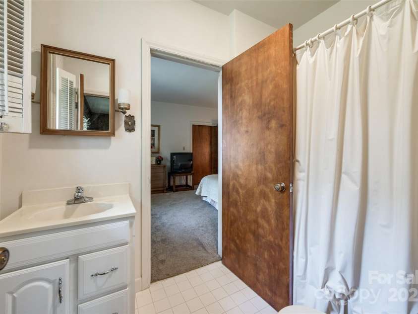3330 Foxcroft Road, Charlotte, NC 28211.  MLS# CAR4240478, YatesRealty ID 7074. 