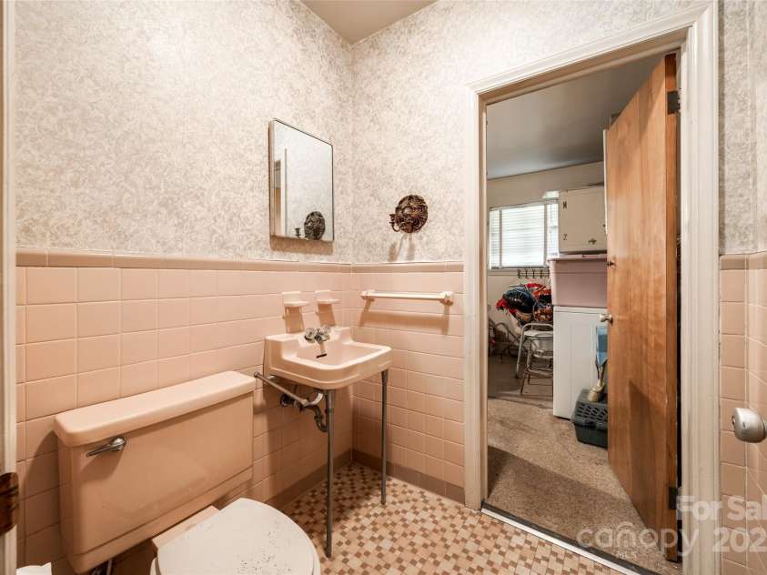3330 Foxcroft Road, Charlotte, NC 28211.  MLS# CAR4240478, YatesRealty ID 7074. 