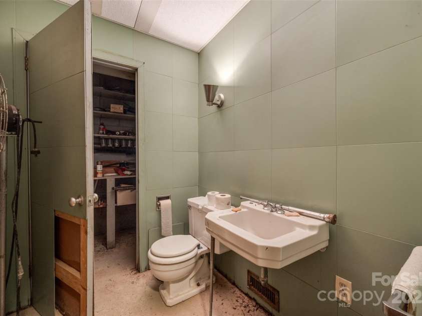 3330 Foxcroft Road, Charlotte, NC 28211.  MLS# CAR4240478, YatesRealty ID 7074. 