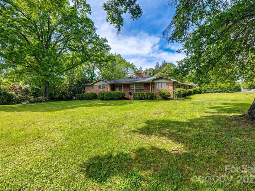 3330 Foxcroft Road, Charlotte, NC 28211.  MLS# CAR4240478, YatesRealty ID 7074. 