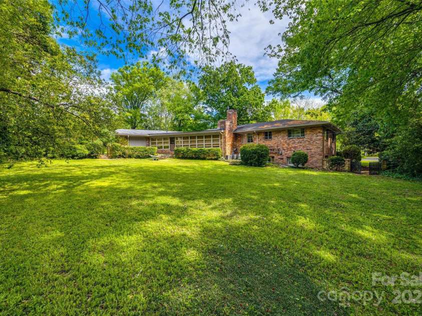 3330 Foxcroft Road, Charlotte, NC 28211.  MLS# CAR4240478, YatesRealty ID 7074. 