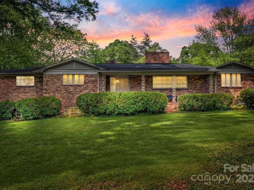 3330 Foxcroft Road, Charlotte, NC 28211.  MLS# CAR4240478, YatesRealty ID 7074. 