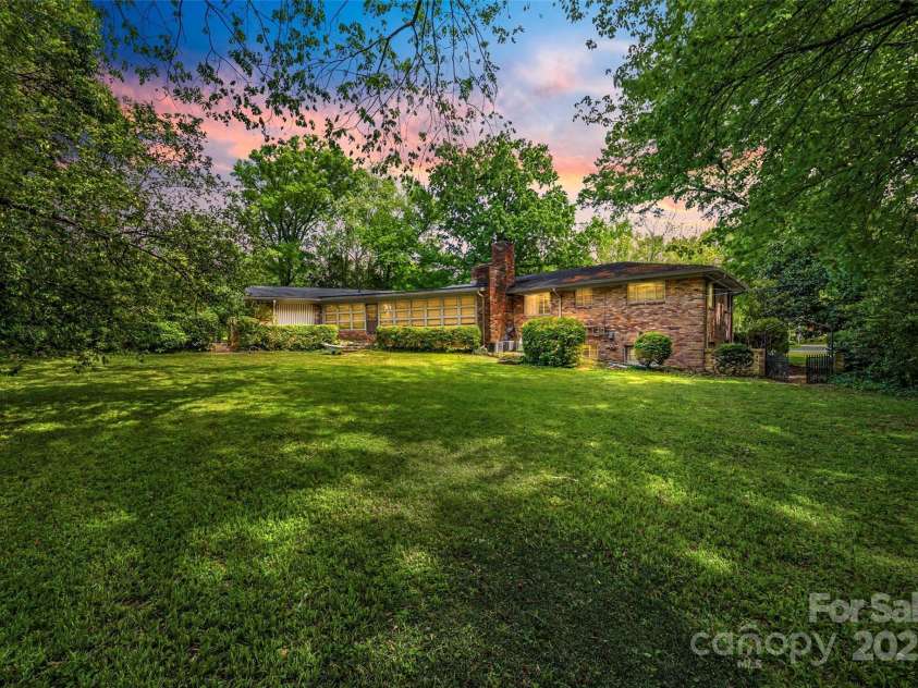 3330 Foxcroft Road, Charlotte, NC 28211.  MLS# CAR4240478, YatesRealty ID 7074. 
