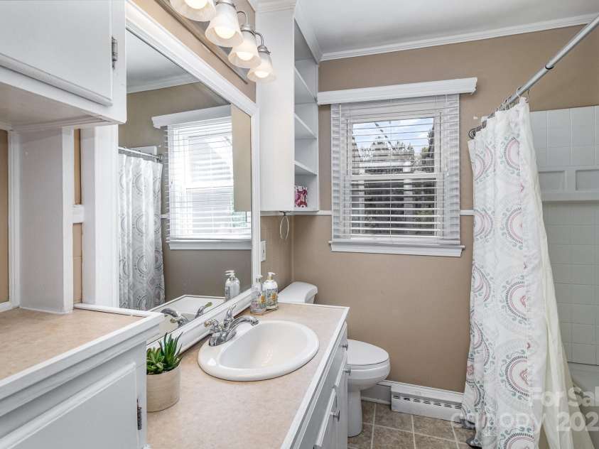 515 Burlington Street, Wadesboro, NC 28170.  MLS# CAR4239186, YatesRealty ID 7075. Full bathroom