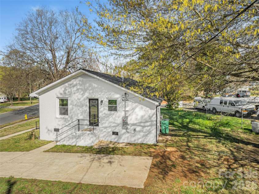4629 Hidden Valley Road, Charlotte, NC 28213.  MLS# CAR4357377, YatesRealty ID 7076. 