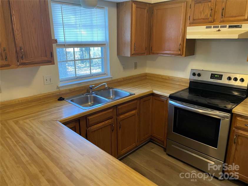 10006 White Cascade Drive, Charlotte, NC 28269.  MLS# CAR4215534, YatesRealty ID 7078. 