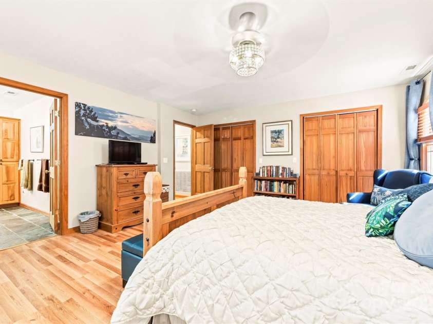 336 Berry Lane, Bryson City, NC 28713.  MLS# CAR4313303, YatesRealty ID 708. 2 walk-in closets