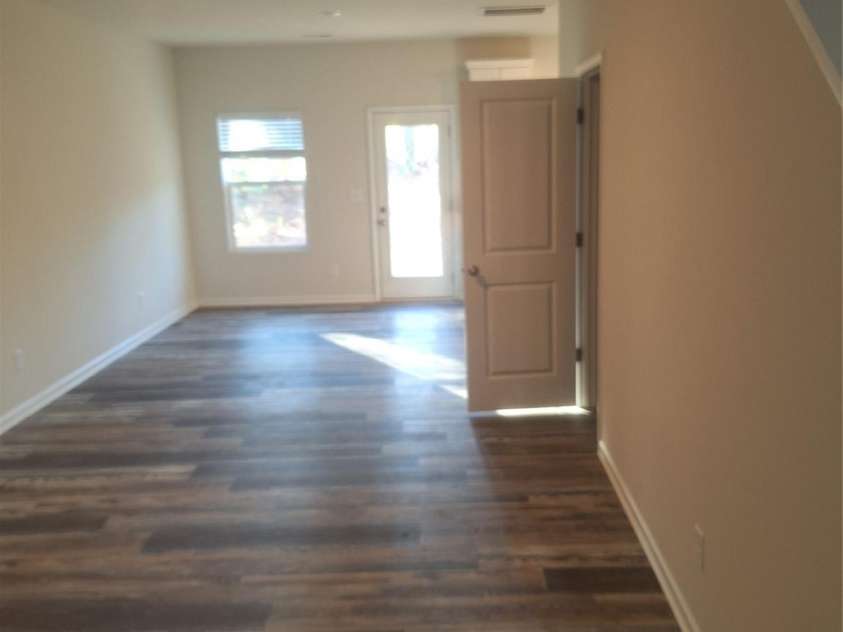 1827 Mcdonald Street, Charlotte, NC 28216.  MLS# CAR4214325, YatesRealty ID 7084. Dining area from front door