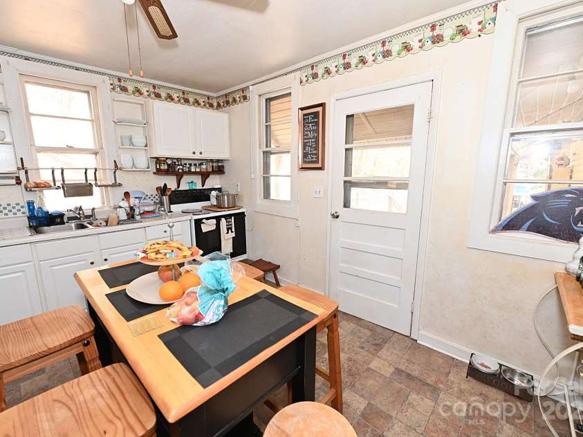 478 Foxwood Drive, Marion, NC 28752.  MLS# CAR4321439, YatesRealty ID 7086. 