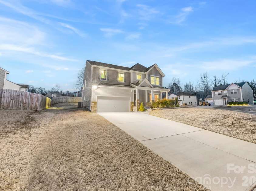 2342 Bloomfield Drive, Kannapolis, NC 28081.  MLS# CAR4346134, YatesRealty ID 7087. Long Driveway leading up to a two car garage! 