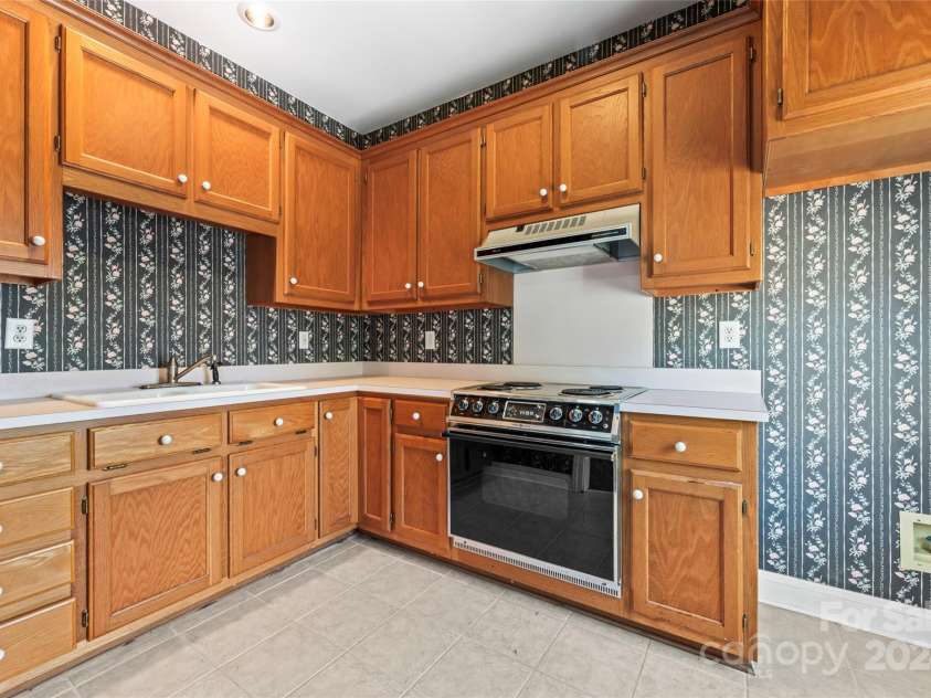431 Walden Trail, Waxhaw, NC 28173.  MLS# CAR4198964, YatesRealty ID 7088. 2nd Kitchen, up