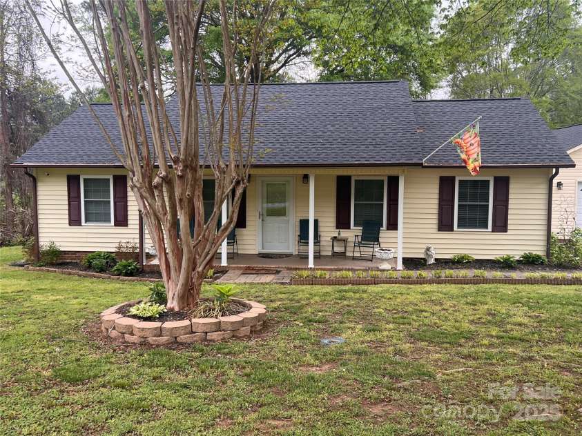 109 Wilson Acres Drive, Kings Mountain, NC 28086.  MLS# CAR4245698, YatesRealty ID 7091. Well maintantained yard