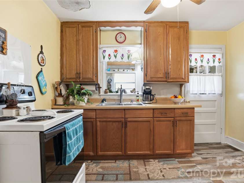 3115 Mathis Drive, Charlotte, NC 28208.  MLS# CAR4342813, YatesRealty ID 7092. 