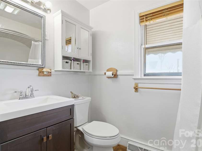 3115 Mathis Drive, Charlotte, NC 28208.  MLS# CAR4342813, YatesRealty ID 7092. 