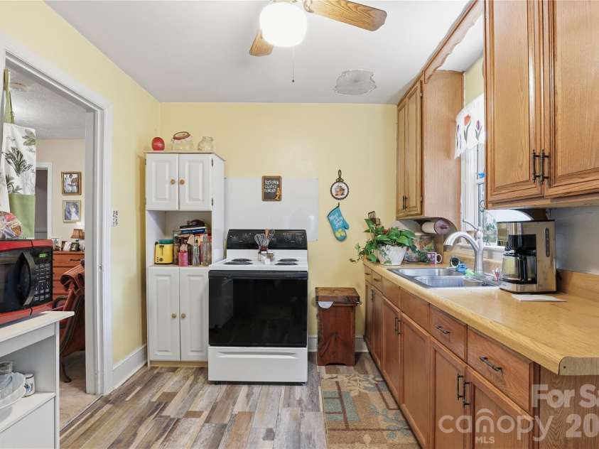 3115 Mathis Drive, Charlotte, NC 28208.  MLS# CAR4342813, YatesRealty ID 7092. 