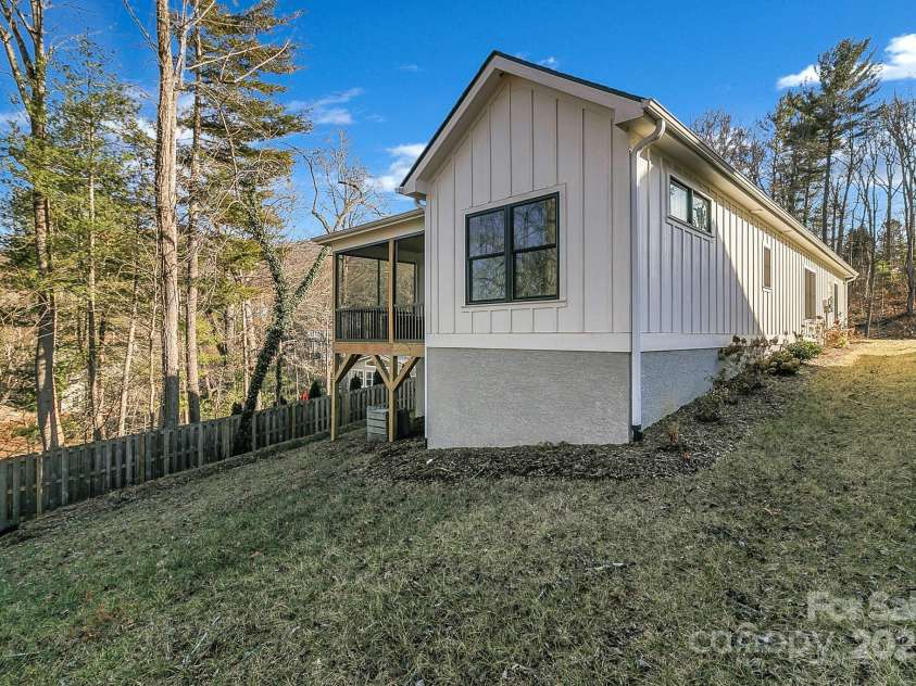 40 Rangeley Drive, Asheville, NC 28803.  MLS# CAR4219622, YatesRealty ID 7094. 