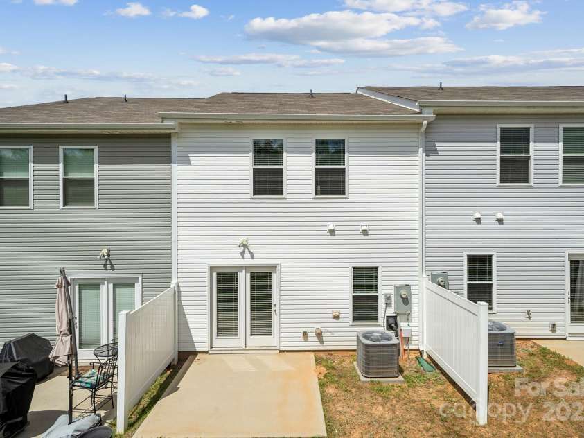 10036 Brittondale Lane, Charlotte, NC 28215.  MLS# CAR4238226, YatesRealty ID 7097. 