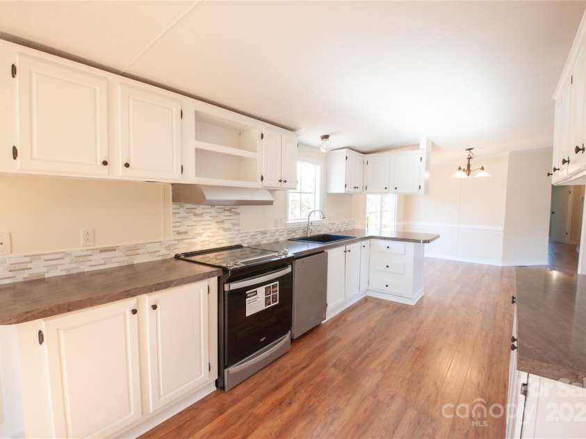 816 Perry Road, Troutman, NC 28166.  MLS# CAR4210141, YatesRealty ID 710. Full kitchen