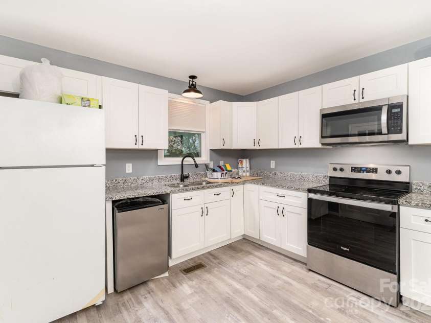 745 6th Avenue, Hickory, NC 28602.  MLS# CAR4244534, YatesRealty ID 7102. 