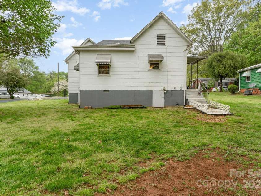745 6th Avenue, Hickory, NC 28602.  MLS# CAR4244534, YatesRealty ID 7102. 