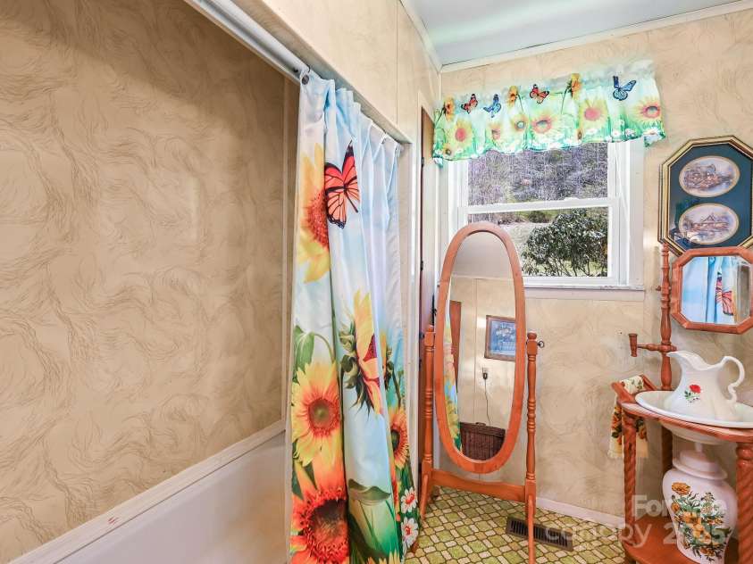 7530 NC 208 Highway, Marshall, NC 28753.  MLS# CAR4241127, YatesRealty ID 7109. Second full bath w/ a tub shower combo.