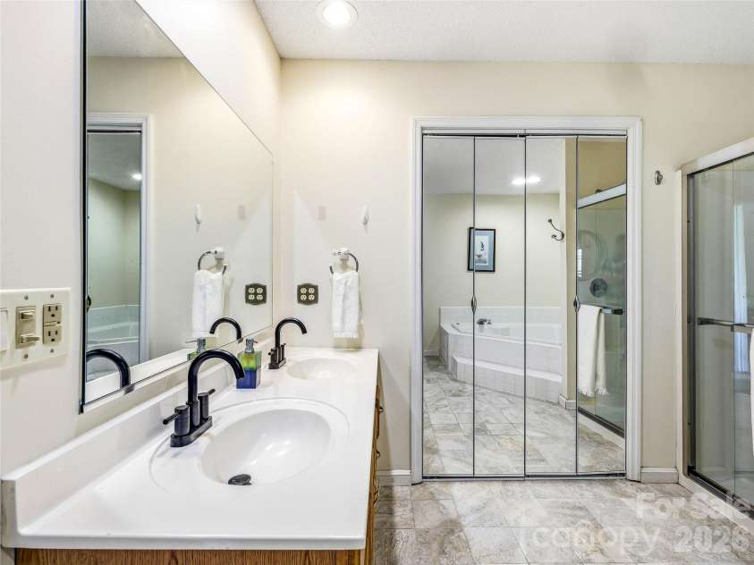 61 Rolling Hills Road, Mills River, NC 28759.  MLS# CAR4355749, YatesRealty ID 7110. Double Vanities