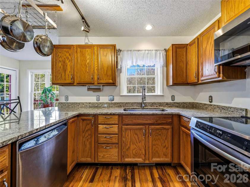 61 Rolling Hills Road, Mills River, NC 28759.  MLS# CAR4355749, YatesRealty ID 7110. Granite Counter tops and stainless appliances