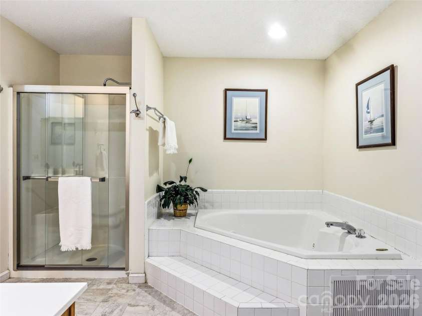61 Rolling Hills Road, Mills River, NC 28759.  MLS# CAR4355749, YatesRealty ID 7110. Primary ensuite with jacuzzi tub!
