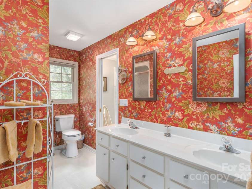 549 Eagles Nest Road, Waynesville, NC 28786.  MLS# CAR4243977, YatesRealty ID 7112. Full guest bath