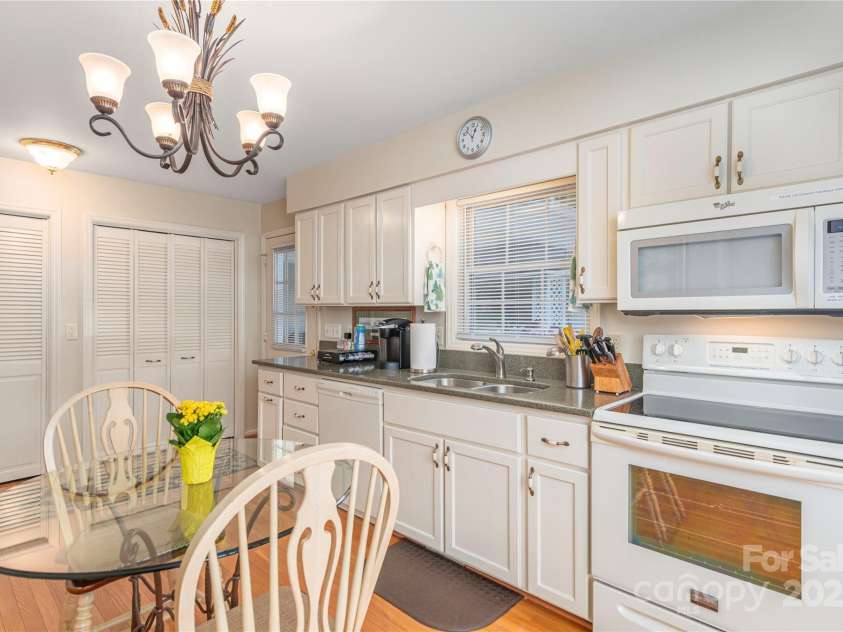 549 Eagles Nest Road, Waynesville, NC 28786.  MLS# CAR4243977, YatesRealty ID 7112. Kitchen