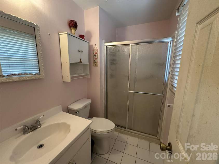 6120 Farm Pond Lane, Charlotte, NC 28212.  MLS# CAR4343816, YatesRealty ID 7115. Bathroom View 2