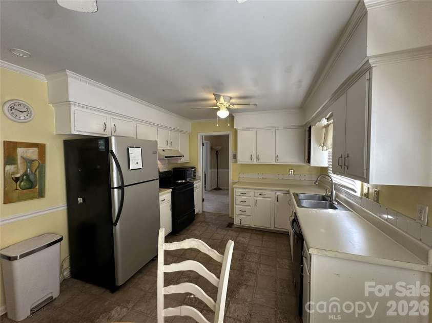 6120 Farm Pond Lane, Charlotte, NC 28212.  MLS# CAR4343816, YatesRealty ID 7115. Kitchen View 2