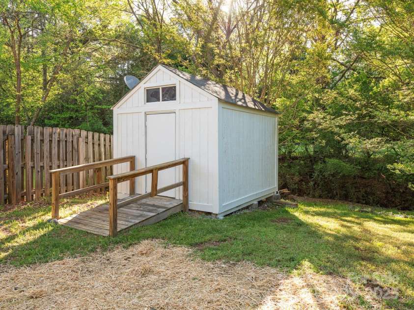 8718 Rittenhouse Circle, Charlotte, NC 28270.  MLS# CAR4246586, YatesRealty ID 7121. 