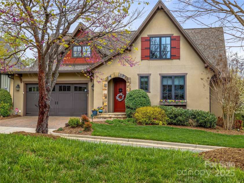 38 Chantilly Drive, Asheville, NC 28804.  MLS# CAR4245606, YatesRealty ID 7126. 38 Chantilly Drive