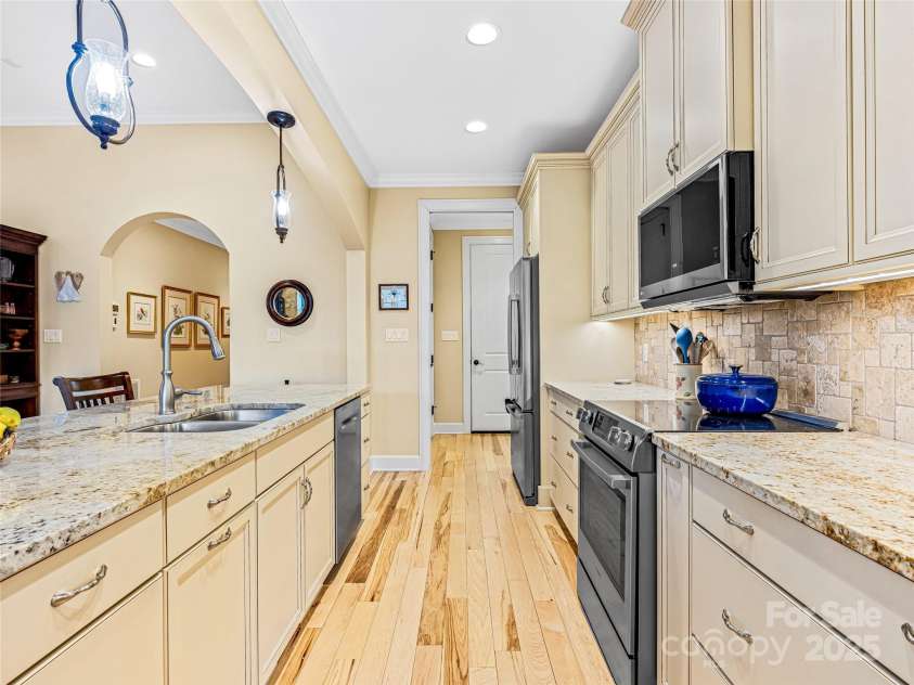 38 Chantilly Drive, Asheville, NC 28804.  MLS# CAR4245606, YatesRealty ID 7126. 