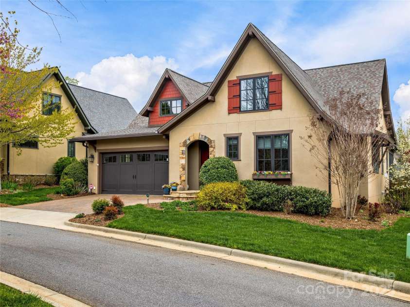 38 Chantilly Drive, Asheville, NC 28804.  MLS# CAR4245606, YatesRealty ID 7126. Chantilly Drive