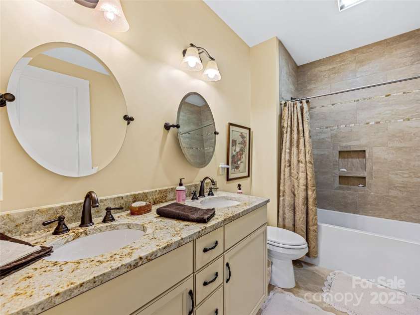 38 Chantilly Drive, Asheville, NC 28804.  MLS# CAR4245606, YatesRealty ID 7126. Hall full bathroom