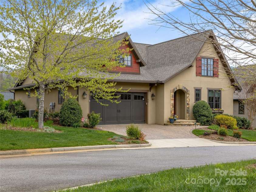 38 Chantilly Drive, Asheville, NC 28804.  MLS# CAR4245606, YatesRealty ID 7126. Mature Landscaping