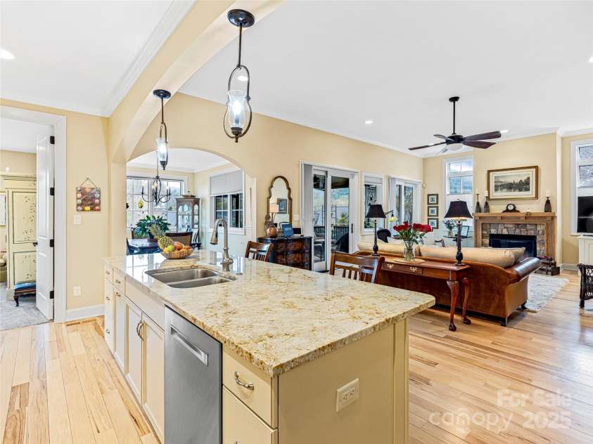 38 Chantilly Drive, Asheville, NC 28804.  MLS# CAR4245606, YatesRealty ID 7126. Open Floorplan