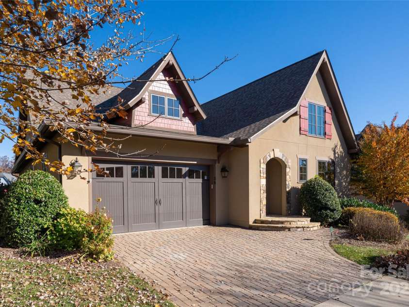 38 Chantilly Drive, Asheville, NC 28804.  MLS# CAR4320562, YatesRealty ID 7126. 