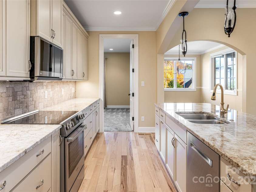 38 Chantilly Drive, Asheville, NC 28804.  MLS# CAR4320562, YatesRealty ID 7126. 