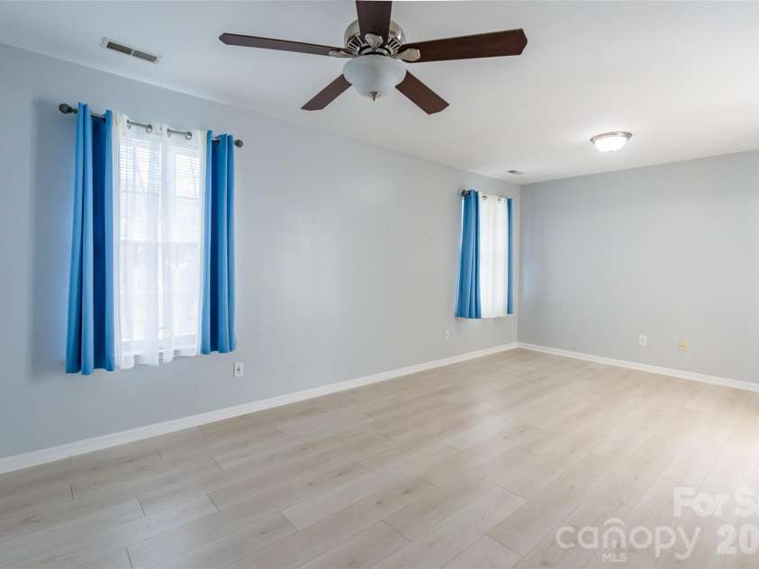 4018 Glenlea Commons Drive, Charlotte, NC 28216.  MLS# CAR4359460, YatesRealty ID 7129. 