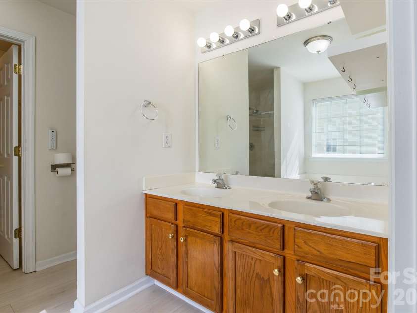 4018 Glenlea Commons Drive, Charlotte, NC 28216.  MLS# CAR4359460, YatesRealty ID 7129. 