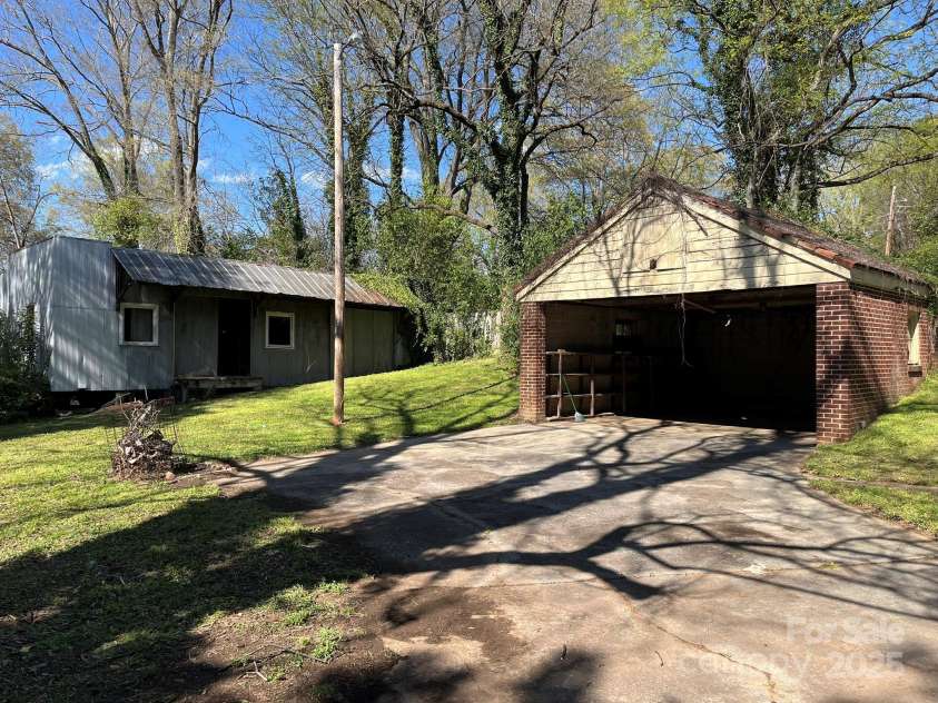 521 Pee Dee Avenue, Albemarle, NC 28001.  MLS# CAR4235836, YatesRealty ID 7130. 