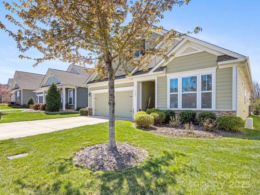 121 Hanks Bluff Drive, Mooresville, NC 28117.  MLS# CAR4238800, YatesRealty ID 7132. 