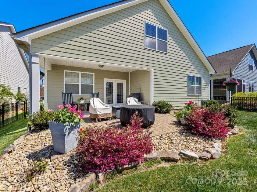 121 Hanks Bluff Drive, Mooresville, NC 28117.  MLS# CAR4238800, YatesRealty ID 7132. 