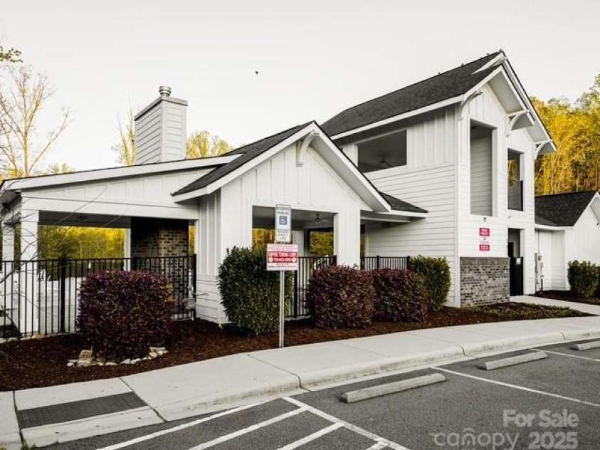 121 Hanks Bluff Drive, Mooresville, NC 28117.  MLS# CAR4238800, YatesRealty ID 7132. Neighborhood clubhouse