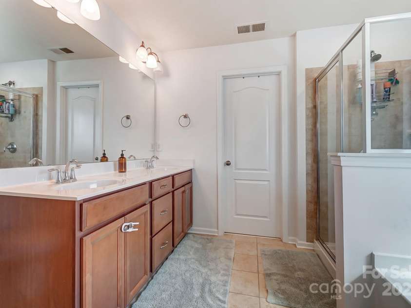 10321 Solar Way, Charlotte, NC 28278.  MLS# CAR4234533, YatesRealty ID 7133. Ensuite bathroom with shower and tub
