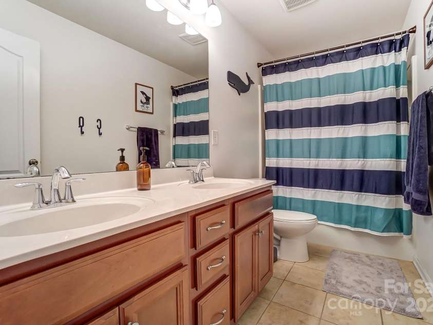 10321 Solar Way, Charlotte, NC 28278.  MLS# CAR4234533, YatesRealty ID 7133. Full hall bathroom on 2nd story